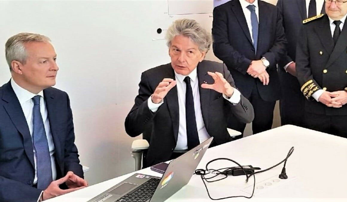 Groupe de dirigeants en costume lors d'une réunion autour d'une table