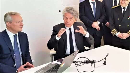 Groupe de dirigeants en costume lors d'une réunion autour d'une table