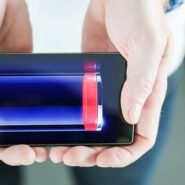 Téléphone affichant une batterie presque vide