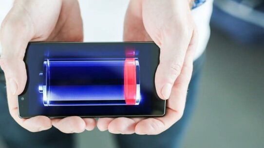 Téléphone affichant une batterie presque vide