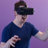Homme utilisant un casque de réalité virtuelle
