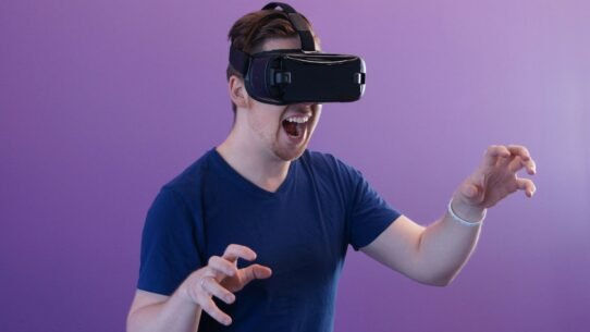 Homme utilisant un casque de réalité virtuelle