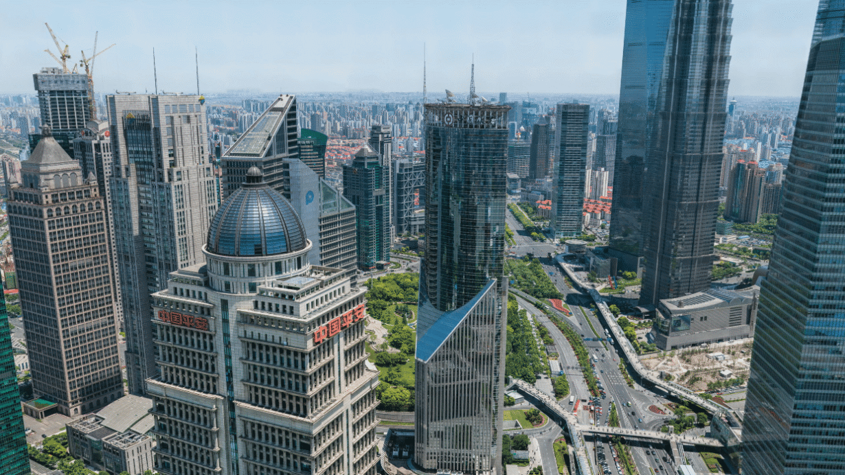 Panorama de gratte-ciel modernes à Shanghai en plein jour