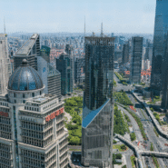 Panorama de gratte-ciel modernes à Shanghai en plein jour