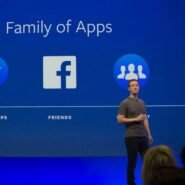 Homme présentant la famille d'applications sur fond bleu