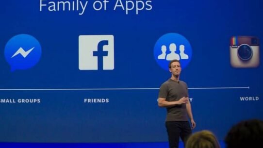 Homme présentant la famille d'applications sur fond bleu