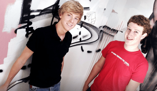 Deux hommes souriants devant un mur peint
