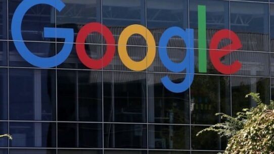 Logo de Google sur un bâtiment en verre