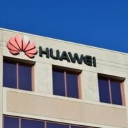 Bâtiment avec logo Huawei sur fond de ciel bleu