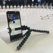 Smartphone sur trépied explorant les possibilités du 5G