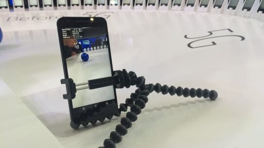 Smartphone sur trépied explorant les possibilités du 5G