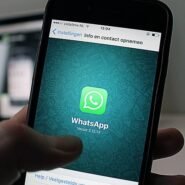 Écran de smartphone affichant l'application WhatsApp