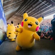 Mascotte Pikachu souriante devant une foule lors d'un événement