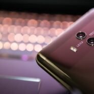 Smartphone avec double caméra et clavier en arrière-plan