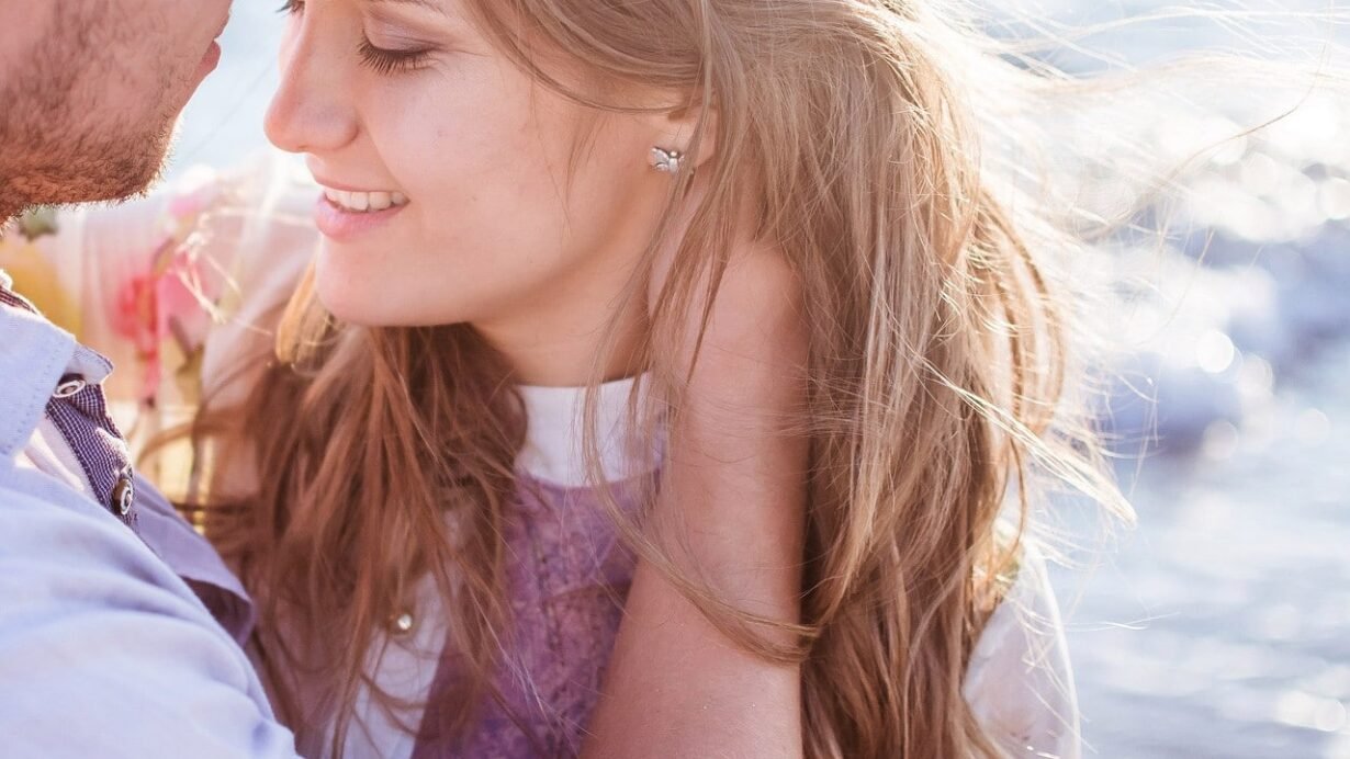 Un couple partage un moment tendre au bord de l'eau