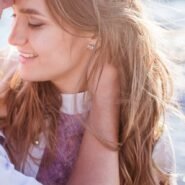 Un couple partage un moment tendre au bord de l'eau