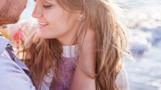 Un couple partage un moment tendre au bord de l'eau