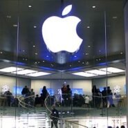 Façade vitrée d'un magasin avec logo lumineux