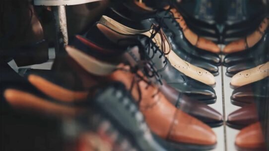 Rangée de chaussures en cuir de différentes couleurs pour hommes