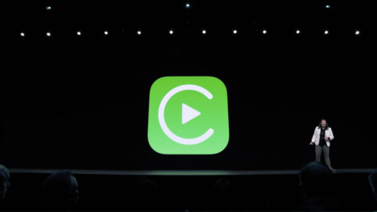 Personne sur scène présentant une application avec un logo vert