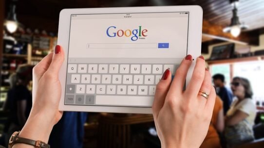 Personne utilisant une tablette pour rechercher sur Google