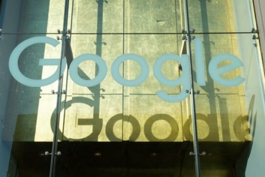Logo de Google sur une façade en verre
