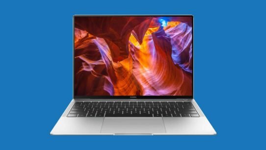 Ordinateur portable affichant un canyon coloré sur fond bleu