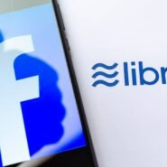 Logos de Facebook et Libra côte à côte sur un écran