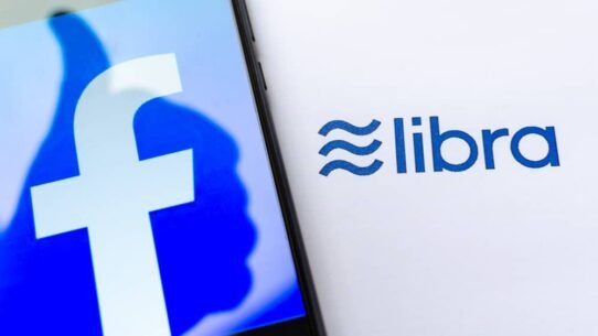 Logos de Facebook et Libra côte à côte sur un écran