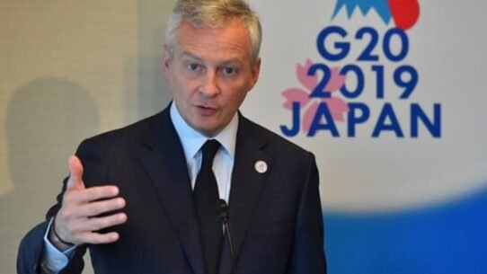 Homme en costume parlant lors de la conférence G20 2019 au Japon