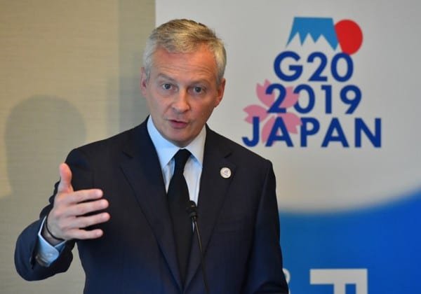 Homme en costume parlant lors de la conférence G20 2019 au Japon