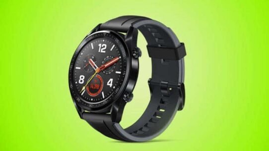 Montre connectée noire avec bracelet en silicone sur fond vert