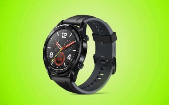 Montre connectée noire avec bracelet en silicone sur fond vert
