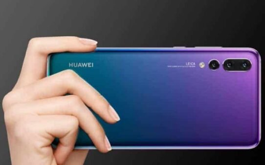 Main tenant un smartphone Huawei avec triple caméra