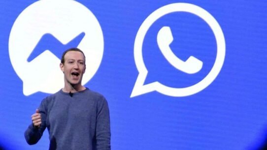 Homme devant les logos de Messenger et WhatsApp