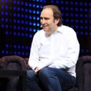 Homme assis sur un canapé lors d'une conférence