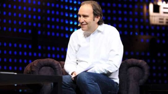 Homme assis sur un canapé lors d'une conférence