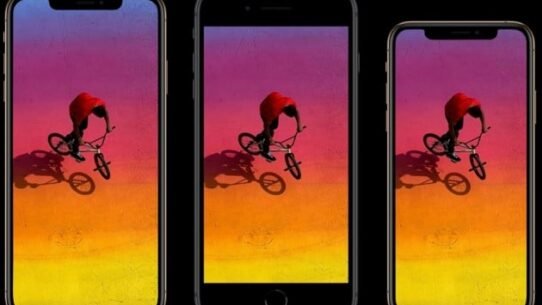 Trois smartphones affichant un cycliste en BMX sur fond coloré
