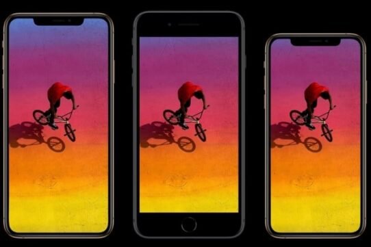 Trois smartphones affichant un cycliste en BMX sur fond coloré
