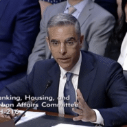 Homme en costume témoignant devant un comité au Sénat