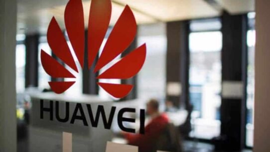 Logo de Huawei sur une vitre de bureau