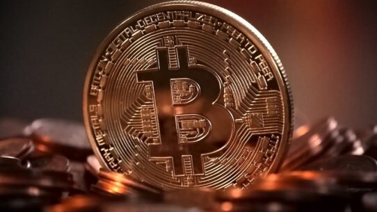 Pièce de Bitcoin en gros plan sur fond flou