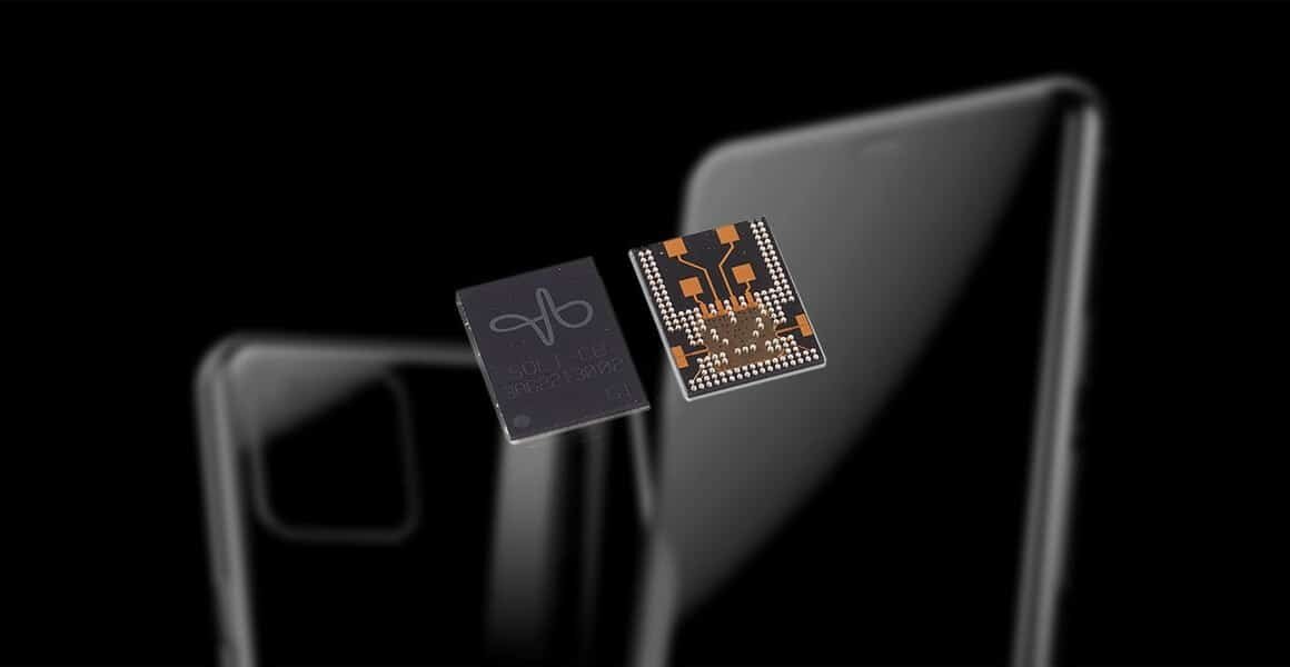 Puce électronique devant un smartphone flou