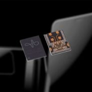 Puce électronique devant un smartphone flou