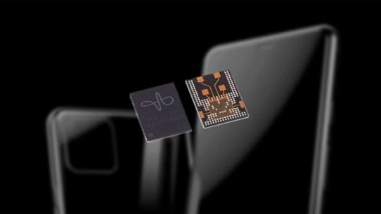 Puce électronique devant un smartphone flou