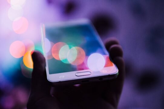 Smartphone émettant des lumières colorées floues