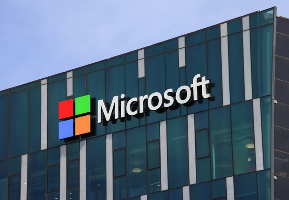 Façade moderne avec logo Microsoft sur fond de verre