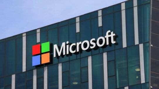 Façade moderne avec logo Microsoft sur fond de verre