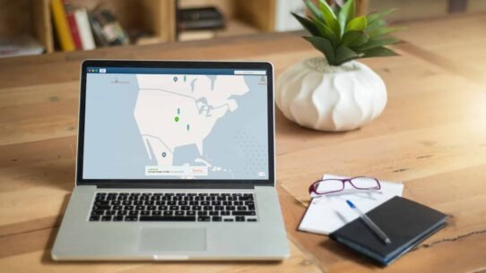 Ordinateur portable avec carte affichée sur un bureau en bois