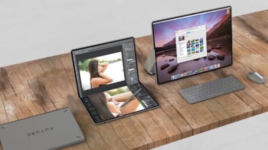 Ordinateurs portables et accessoires sur un bureau en bois